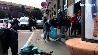 Immigrati e vigili urbani volano spintoni e calci a Napoli [upl. by Paik]