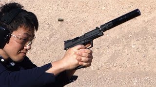 実銃  サイレンサー 消音効果  HampK USP タクティカル  実弾射撃 [upl. by Urien]