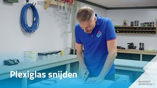 Plexiglas snijden zo doe je dat  Kunststofplatenshopnl [upl. by Lennad]